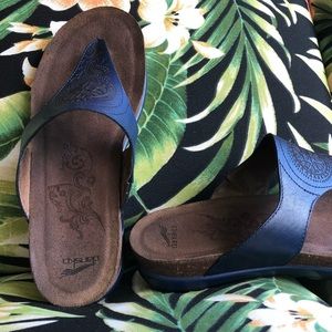 Dansko Priya leather embossed thong sandal